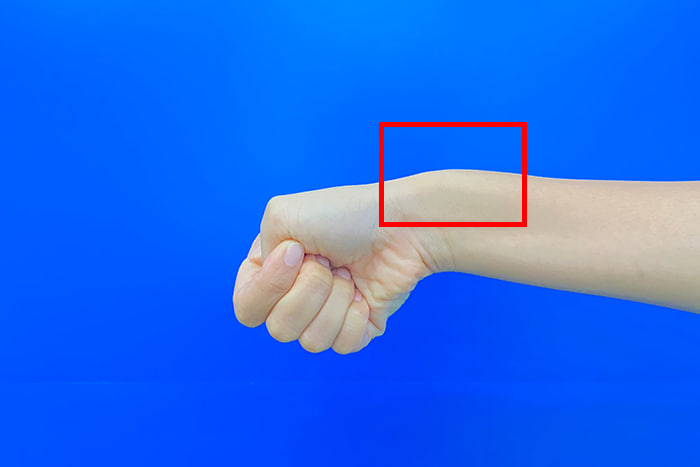มือแม่ทำอย่างไรดี? นักกายภาพบำบัดสอน 8 ท่าลดอาการปวดข้อมือ