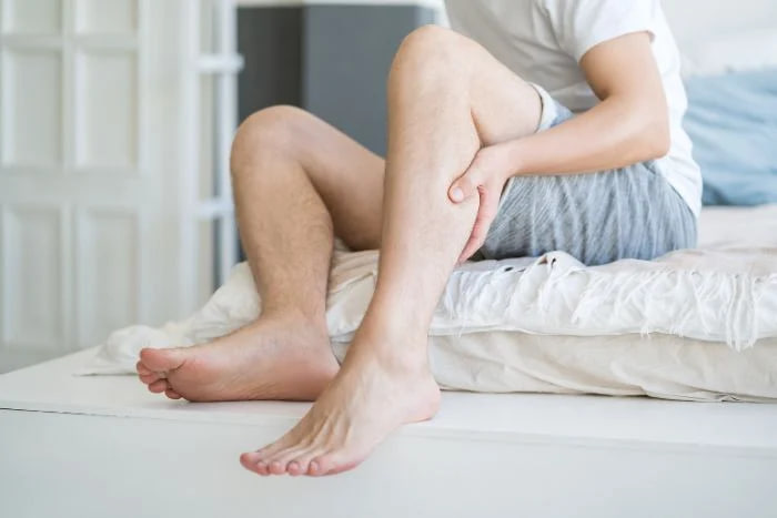 เป็นตะคริวที่น่องตอนกลางคืนทำอย่างไรดี? รวมวิธีบรรเทา + วิธีป้องกันในที่เดียว!